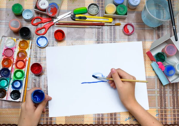 Une Fille Dessine Aquarelle Sur Papier Blanc Vierge Création Artistique — Photo