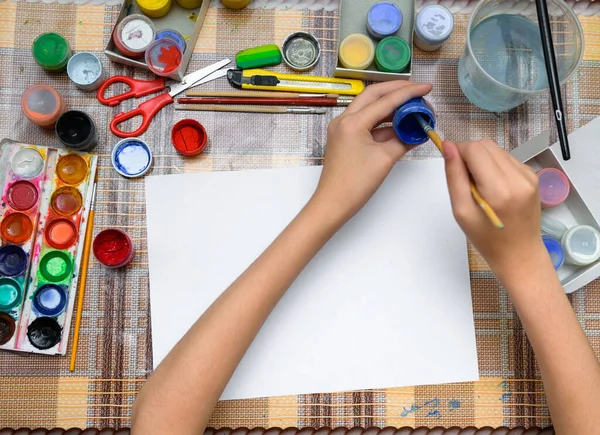 Une Fille Dessine Aquarelle Sur Papier Blanc Vierge Création Artistique — Photo