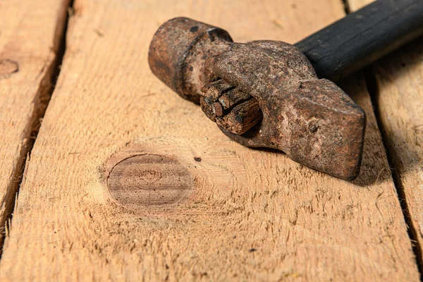 木制背景的老式铁锤特写 家用手工工具 — 图库照片