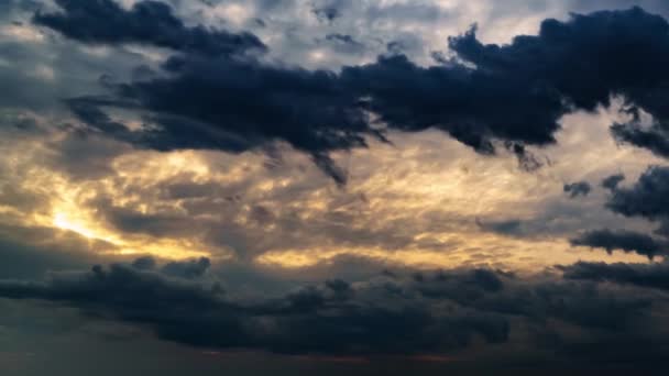 美しい夕日の空時間の経過背景として雲の明るい太陽と暗いシルエット — ストック動画