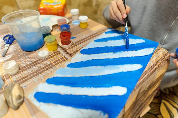 Menina Desenha Papelão Guache Azul Faz Fundo Abstrato Senta Cozinha — Fotografia de Stock