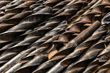 Eski el aletleri - ahşap arka planda matkaplar seti