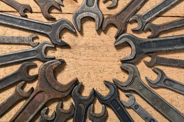 Eski el aletleri - ahşap bir zemin üzerinde anahtarlar set metin için boş alan