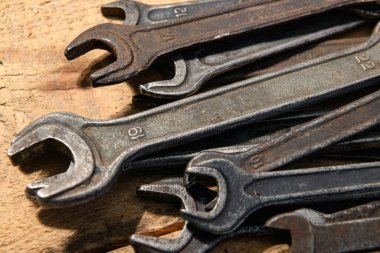 Eski el aletleri - ahşap bir arka planda anahtarlar seti