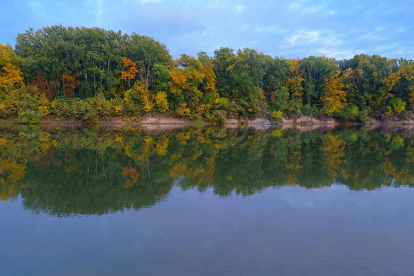 Kolorowy Jesienny Krajobraz Leśny Wieczorem Drzewa Pobliżu Rzeki Błękitne Niebo — Zdjęcie stockowe