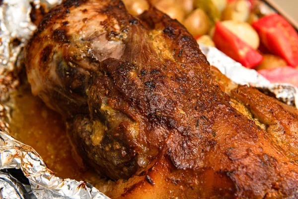 판위에서 고기와 돼지고기 너클맛있는 — 스톡 사진