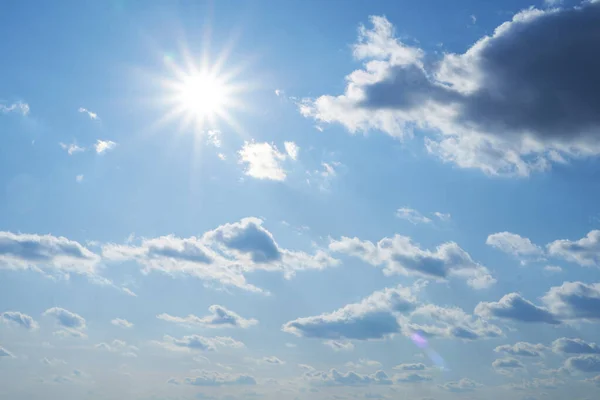 Lucht Zon Wolken Als Achtergrond Gedurende Dag Helder Mooi — Stockfoto