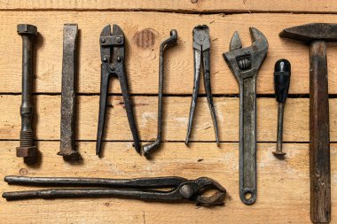 Eski tip ev aletlerinin çeşitliliği ahşap bir arka planda yaşam ve tamir konsepti.
