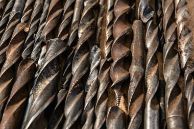 Eski el aletleri - ahşap arka planda matkaplar seti