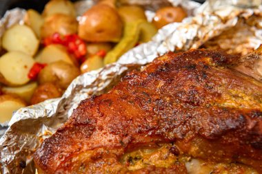 Fırında et ve patates, yemek tepsisi, domuz budu lezzetli yemekler.