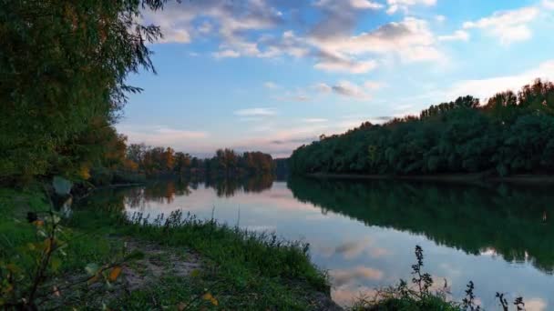 Herfst Landschap Prachtige Zonsondergang Heldere Kleurrijke Bos Avond Bomen Buurt — Stockvideo