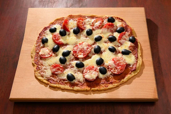 自家製ピザベジタリアンフード焼き野菜チーズトマトオリーブおいしい料理木の背景 — ストック写真