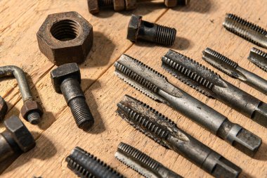 Eski el aletleri - matkaplar ve iplikler tahta arka planda ölür