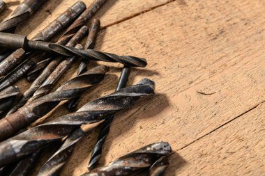 Eski el aletleri - ahşap bir arkaplan üzerinde matkaplar set boş alan metin için