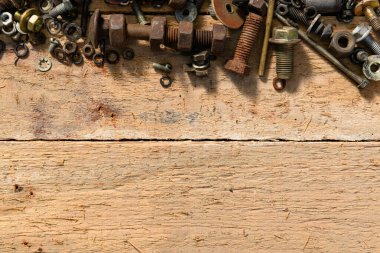 Eski el aletleri - tahta bir zemin üzerinde vida ve fındık set metin için boş alan