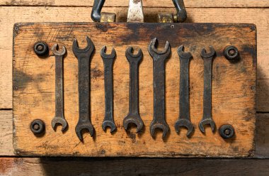 Eski tip bir el aracı - ahşap bir zemin üzerinde anahtarlar seti, eski usul nesne