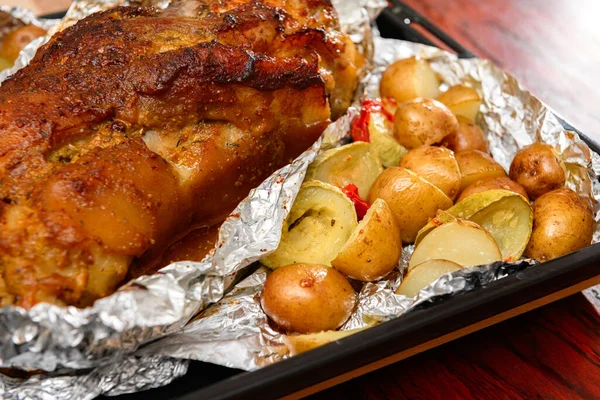 판위에서 고기와 돼지고기 너클맛있는 — 스톡 사진