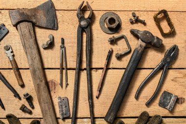 Eski tip ev aletlerinin çeşitliliği ahşap bir arka planda yaşam ve tamir konsepti.
