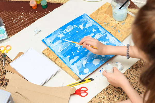 女の子は家で絵を描き紙や絵具や筆から創造的な作品を作り — ストック写真