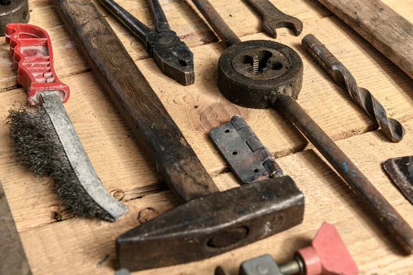 Ποικιλία Από Παλιά Vintage Οικιακά Εργαλεία Νεκρές Φύσεις Ξύλινο Φόντο — Φωτογραφία Αρχείου