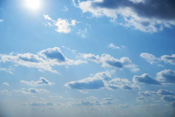 Lucht Zon Wolken Als Achtergrond Gedurende Dag Helder Mooi — Stockfoto