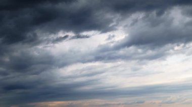 Fırtınalı bulutlarla dolu güzel, karanlık, dramatik bir gökyüzü.