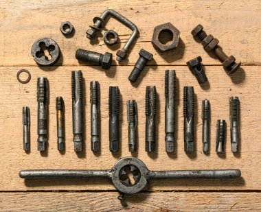 Eski el aletleri - matkaplar ve iplikler tahta arka planda ölür