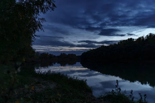 Herbstlandschaft Dunkelheit Und Dunkler Wald Bäume Flussnähe Und Blauer Himmel — Stockfoto