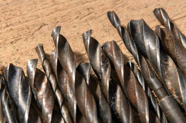 Eski el aletleri - ahşap bir arkaplan üzerinde matkaplar set boş alan metin için