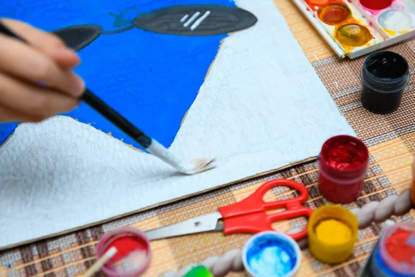 Девушка Рисует Синий Гуашь Картон Художественное Творение Дома Делает Творческие — стоковое фото