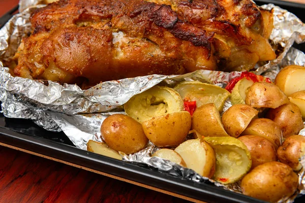 烤好的肉和土豆 烤好的猪指关节好吃的食物 — 图库照片