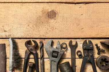 Eski usul ev aletleri, metin için yeri ve yeri olan ahşap bir arka planda hala hayat var.