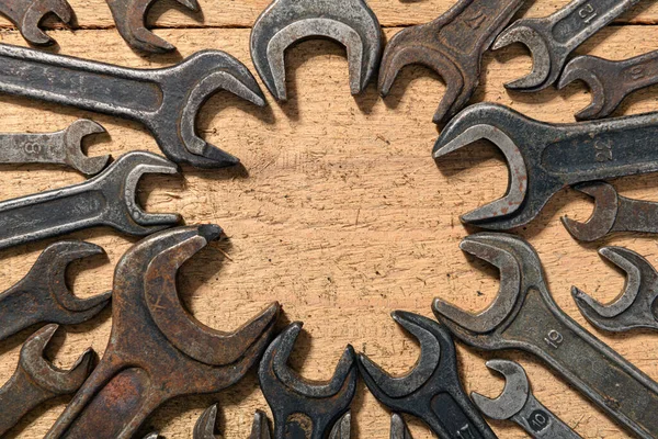 Старые Старинные Ручные Инструменты Набор Ключей Деревянном Фоне Пустым Местом — стоковое фото