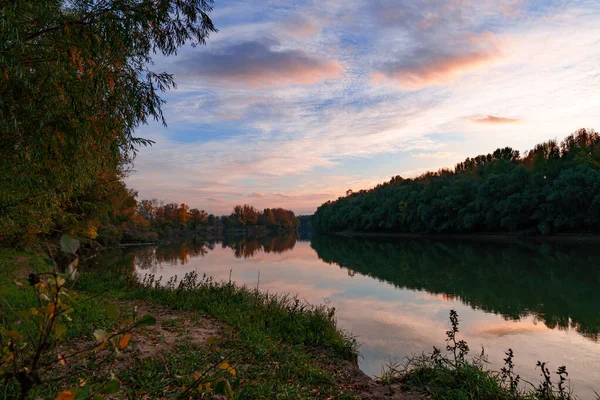 Herbstlandschaft Schöner Sonnenuntergang Und Strahlend Bunter Wald Abend Bäume Fluss — Stockfoto