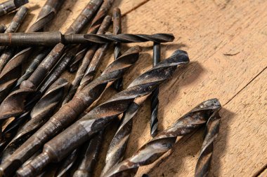 Eski el aletleri - ahşap bir arkaplan üzerinde matkaplar set boş alan metin için