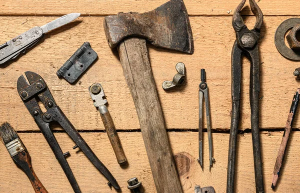 Verscheidenheid Van Oude Vintage Huishoudelijke Handgereedschap Stilleven Een Houten Achtergrond — Stockfoto