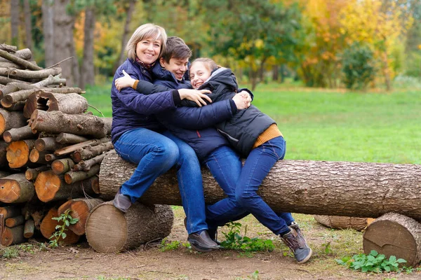 Rodina Relaxace Venku Podzimním Městském Parku Šťastní Lidé Spolu Rodiče — Stock fotografie