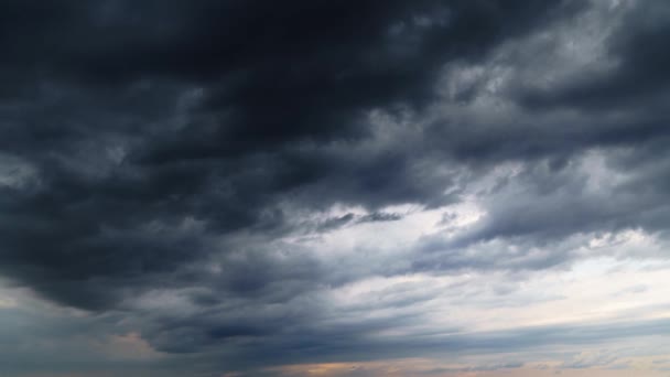 嵐の雲の時間経過とともに美しい暗い劇的な空 — ストック動画