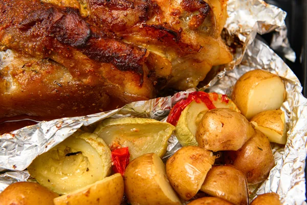 烤好的肉和土豆 烤好的猪指关节好吃的食物 — 图库照片