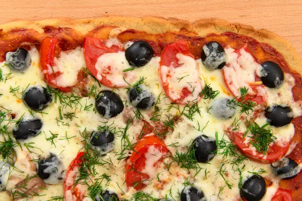 自家製ピザベジタリアンフード焼き野菜チーズトマトオリーブおいしい料理木の背景 — ストック写真