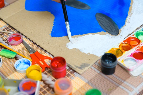 Uma Menina Desenho Azul Gouache Papelão Criação Artística Casa Faz — Fotografia de Stock