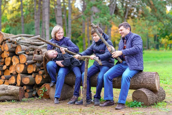 Család Pihentető Szabadban Ősszel Városi Park Boldog Emberek Együtt Szülők — Stock Fotó