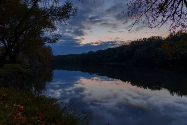 Herbstlandschaft Dunkelheit Und Dunkler Wald Bäume Flussnähe Und Blauer Himmel — Stockfoto