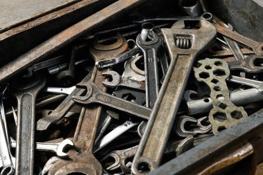 Tahta bir kutuda eski anahtarlar, DIY için el aletleri ve onarım