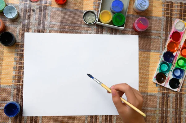 Uma Menina Desenhando Aquarela Papel Branco Branco Criação Artística Casa — Fotografia de Stock