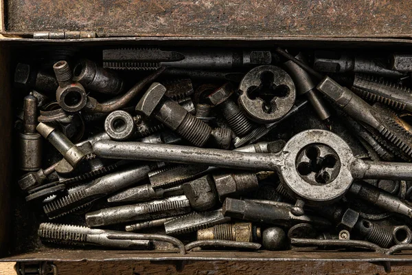 Vecchia Cassetta Degli Attrezzi Ferro Vintage Piena Trapani Filettature Strumenti — Foto Stock