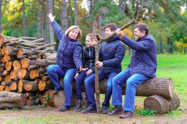 Család Pihentető Szabadban Ősszel Városi Park Boldog Emberek Együtt Szülők — Stock Fotó