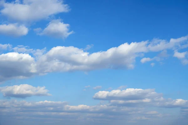 Langit Dan Awan Sebagai Latar Belakang Pada Siang Hari Cerah — Stok Foto