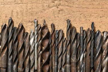 Eski el aletleri - ahşap bir arkaplan üzerinde matkaplar set boş alan metin için