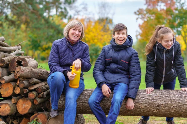 Familie Ontspannen Buiten Herfst Stadspark Gelukkige Mensen Samen Ouders Kinderen — Stockfoto